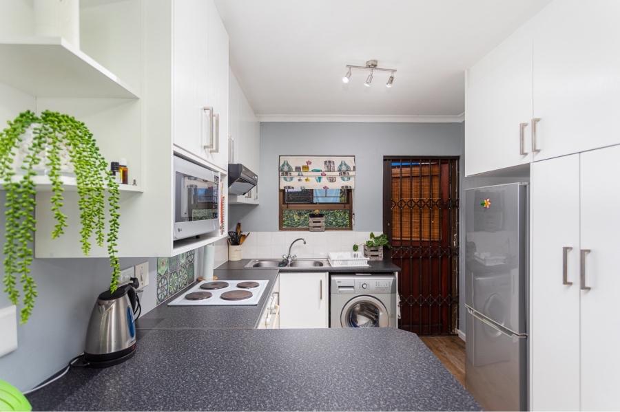 2 Bedroom Property for Sale in Loevenstein Western Cape